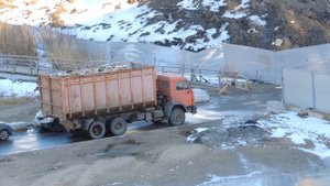 Камаз ждёт пока разгрузится Манипулятор, чтобы проехать.