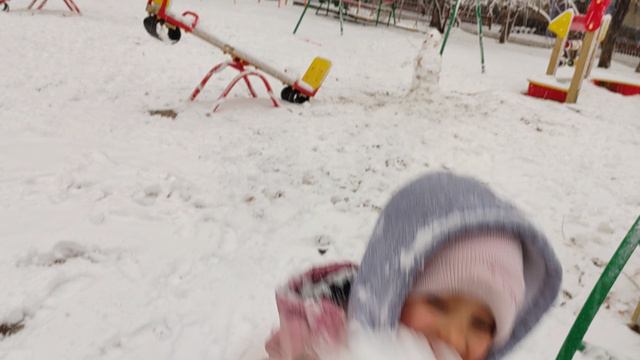 Влада и Артур играют в снежки