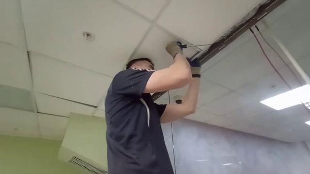 На стеклянной перегородки продавило верхним стеклом дверь и она не закрывается, перекручиваем стекл смотреть онлайн