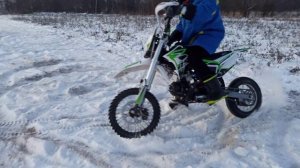 Ваня гоняет по снегу на питбайке Bse ex 125 e и кайфует
