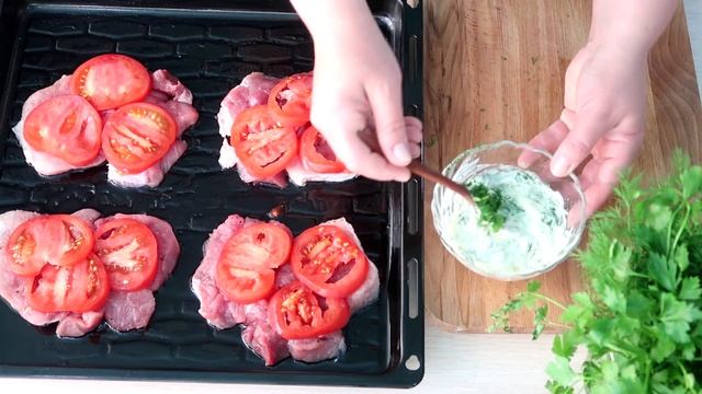 Сочные свиные отбивные с помидорами и сыром в духовке