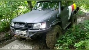 Nissan Patrol на 40 колесах против Nissan Patrol на трепадорах 38.5 По грязи и бездорожью через ле