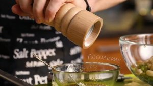 Салат из огурца, зеленого горошка, белой фасоли и феты