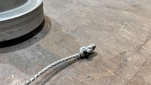 Как открутить гайку на двигателе пылесоса. Супер способ! Ремонт мотора.!