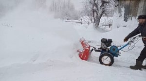 Мотоблок и зимой пашет. Убираем снег роторным снегоуборщиком.