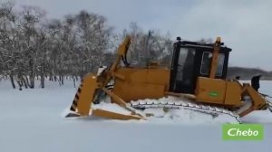 Гусеничный бульдозер на бездорожье. Камчатка