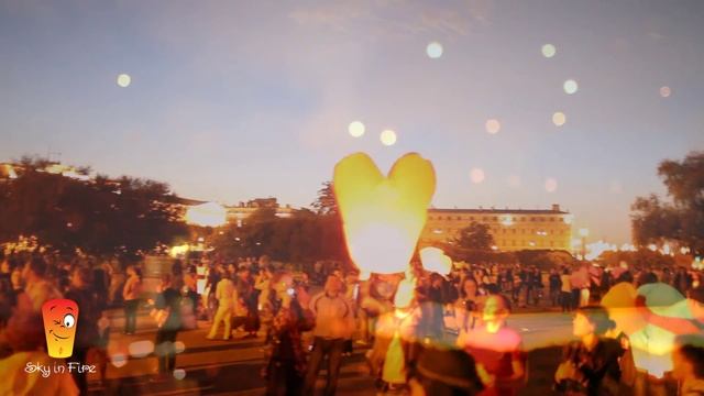 Запуск небесных фонариков на Марсовом поле. смотреть онлайн