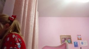 показываю что я дарю Кристине