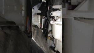 Дул холодный воздух из бардачка.