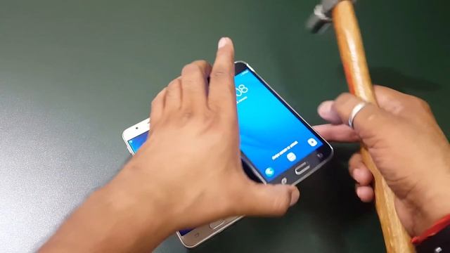Samsung J7 Prime & J2(2016) Screen Scratch Test With Hammer ! DON'T TRY THIS смотреть онлайн