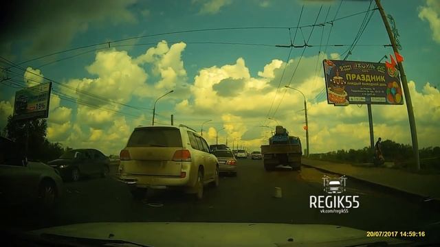 Грузовик слетел с моста, Омск смотреть онлайн