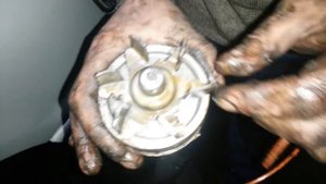 Течь тосола в поддон ниссан максима из за помпы vq20de