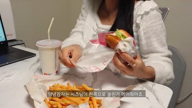ENG)vlog?홈파티 하고 집밥 먹는 자취일상, 장보고 요리하는 크리스마스 집순이의 연말, 투움바파스타,까나페,딸기케이크, 돈까스김치나베, 토마토주스,계란카레,치즈볼,로제떡볶이
