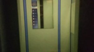 Сломанный лифт стоит с полуоткрытыми дверями на 1-ом этаже