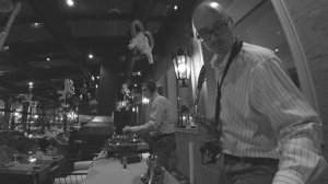 Саксофонист и диджей в ресторане