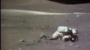 Космонавт упал на Луне