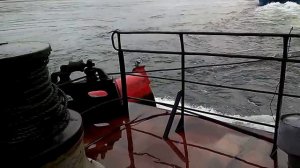 чуть не "утопили" плавкран :)