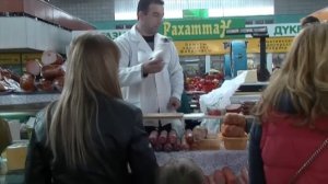 Зеленый рынок в Алматы. Как продать колбасу и сыр! Очередь из клиентов