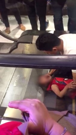 Девочка застряла в эскалаторе
