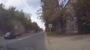 Красный кабриолет Mercedes очень спешил