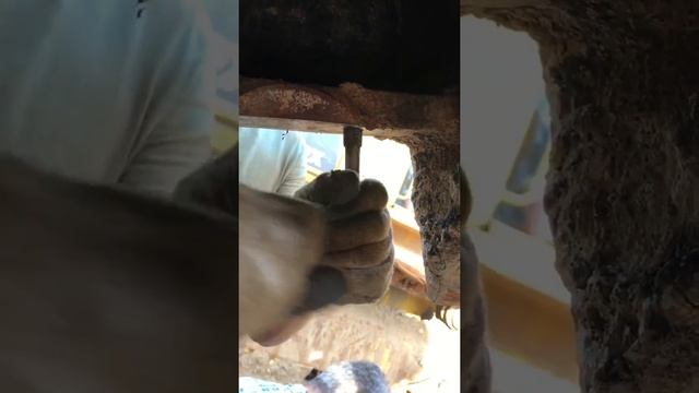 Замена опорных катков и высверливание заломов гусеничного экскаватора DOODSN