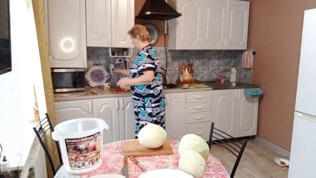 Готовлю зимний вход котикам, делаю заливную капусту.
