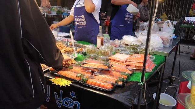 Горы еды на ночном рынке на Наклуа в Паттайе Тайланд 2019 Naklua Walking Street.