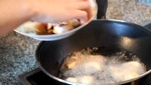 ЖАРЕНЫЕ ШАМПИНЬОНЫ. ДОМАШНИЕ РЕЦЕПТЫ С ВИДЕО №102. КУХНЯ.