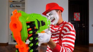 Игрушки для детей. Веселый клоун устроил стрелялки из Бластера Нерф!