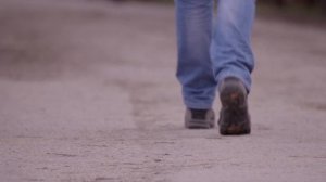 парень идет по дороге