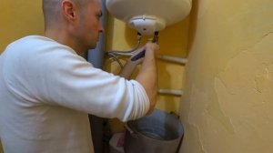 Ставим краны на бойлер не сливая воду! Включили горячую воду