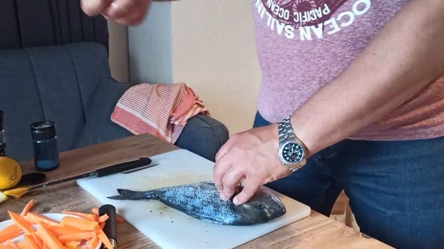 Запекаем дорадо в фольге с овощами. Быстро и вкусно! (смотреть с субтитрами)