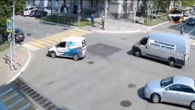 Оторвавшееся колесо помяло крышу: автоавария в Белгороде