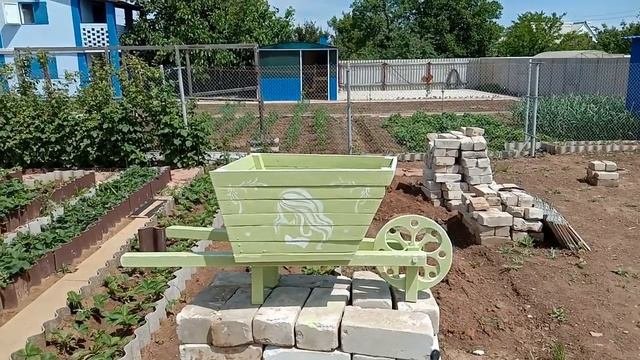 Садовая декоративная тележка.