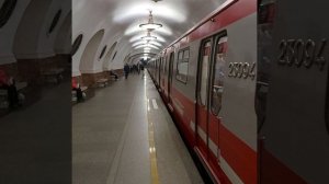 Отправление метропоезда со станции Площадь Восстания, Санкт-Петербург