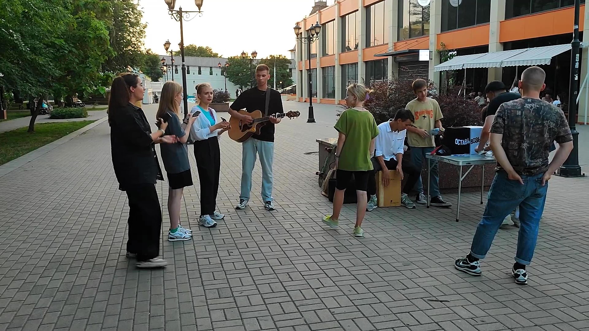 3 Уличные музыканты Астрахани на набережной Волги