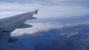 Самолет,полет над землей с высоты 10000 метров маленькая земля,облака,в москву