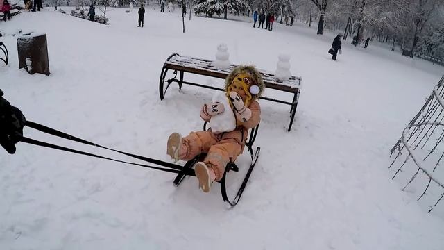 СНЕГОВИК Влог Настоящая зима Катаемся на санках Лепим пингвинов и снеговичков