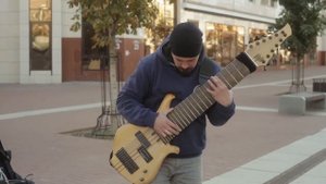 Уличный музыкант Василий Чернов и его 12-ти струнный бас Street Musician 12 string bass