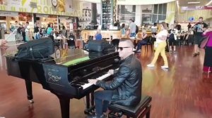 Matthew Lee mixes Chuck Berry & J.S.Bach on the "Free Piano" at the Milan Bergamo Airport