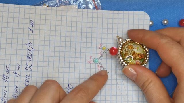 Брошь своими руками из бусин со стразовой цепочкой на основе кабошона 25мм