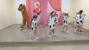 Детская танцевальная студия "Капелька" с танцем "Мало молока" поздравляет с 8 марта