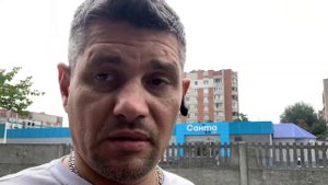 Почему слазит лак с фар...