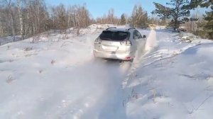 Lexus RX350 по снегу в горку на редукторе torsen.