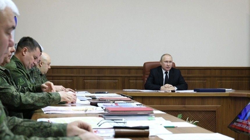 Кремль опубликовал видео работы Путина в объединенном штабе войск, участвующих в СВО