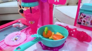 Катя играет с папой