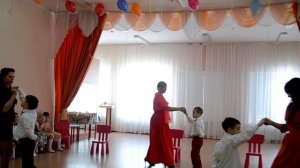 Танец мам и сыновей на 8 марта