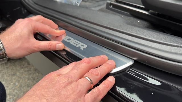 Installing 2023 PHEV Outlander CHROME scuff plates (door sills)! смотреть онлайн