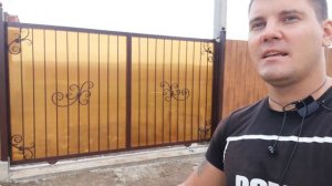 Забор под дерево, ворота откатные с заполнением поликарбонатом.
