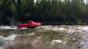 Удары водомета по камням на горной реке.